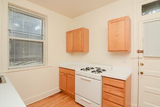 2443 W Sunnyside Ave in Chicago, IL - Building Photo - Building Photo