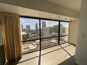 1750 Kalakaua Ave in Honolulu, HI - Foto de edificio - Building Photo