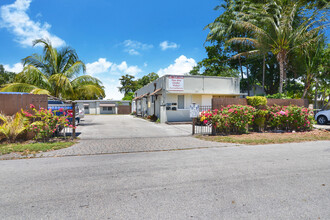 2331 Hayes St in Hollywood, FL - Foto de edificio - Building Photo