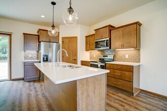 445 Odyssey Ct in Oregon, WI - Foto de edificio - Building Photo