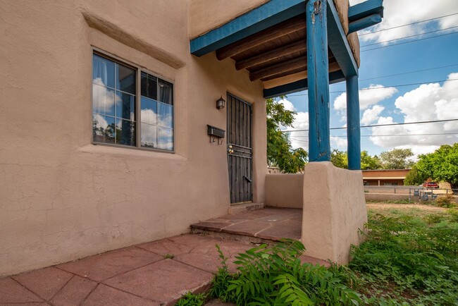 1402 Paseo De Peralta in Santa Fe, NM - Building Photo - Building Photo