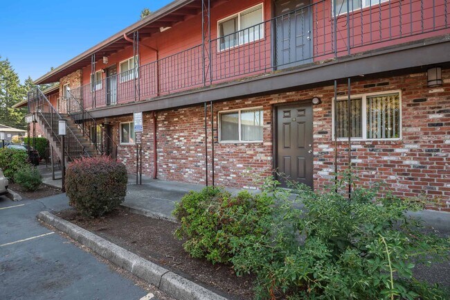 Colonial Villa Apartments in Portland, OR - Foto de edificio - Building Photo