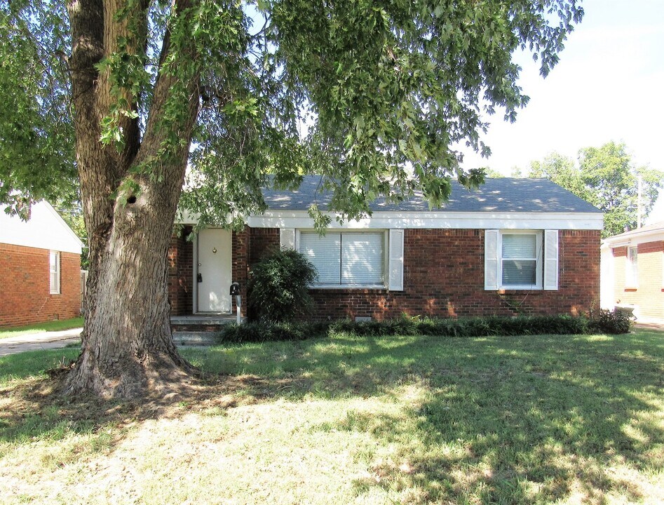 111 E Marshall Dr in Midwest City, OK - Building Photo