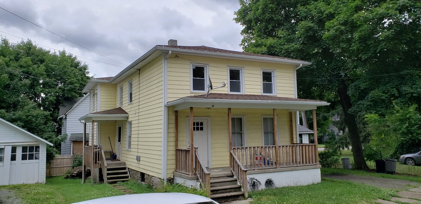 10 Haverling St, Unit Apt 102 in Bath, NY - Foto de edificio
