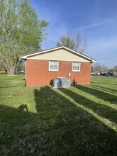 1190 Rossview Rd in Clarksville, TN - Building Photo - Building Photo
