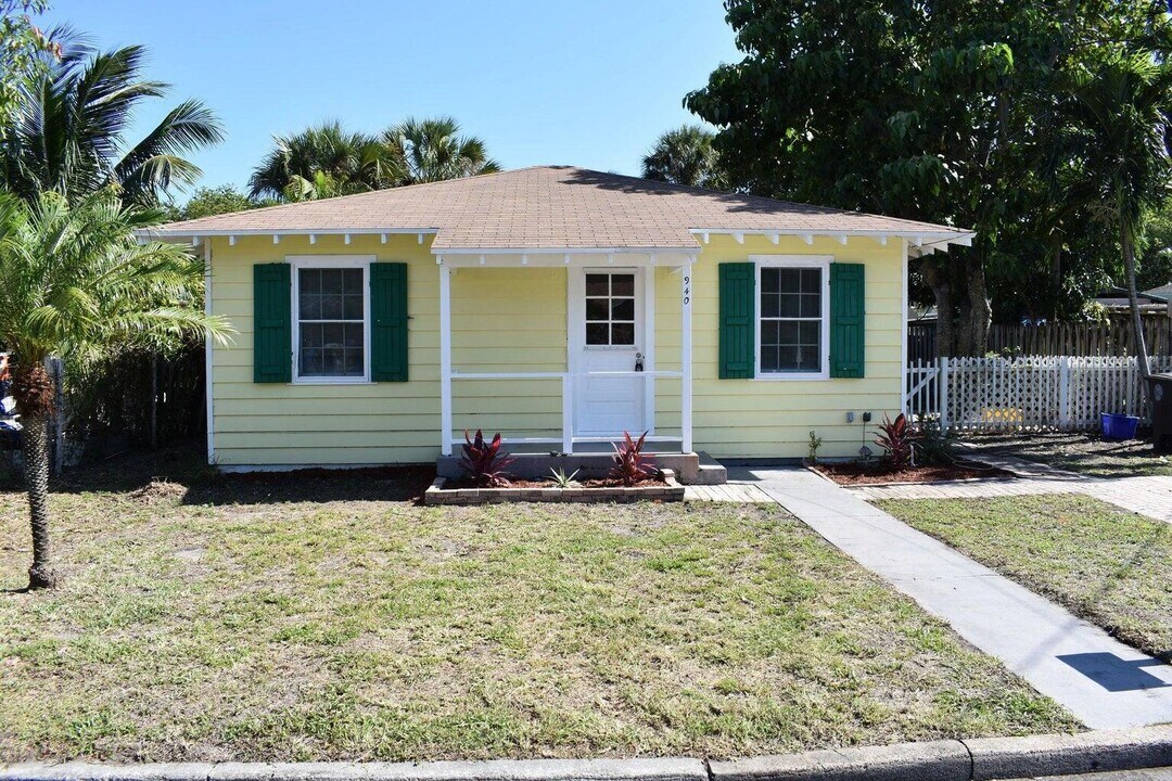 940 Bignonia Rd in West Palm Beach, FL - Building Photo