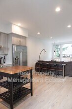 8819 Midvale Ave N in Seattle, WA - Building Photo - Building Photo