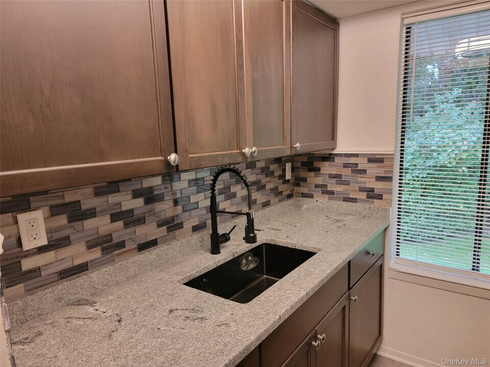 10 Houston Ct in Coram, NY - Building Photo