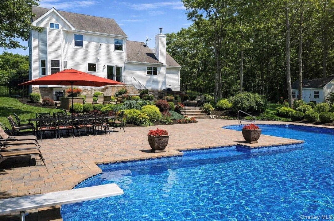 10 Messina Ave in Center Moriches, NY - Building Photo