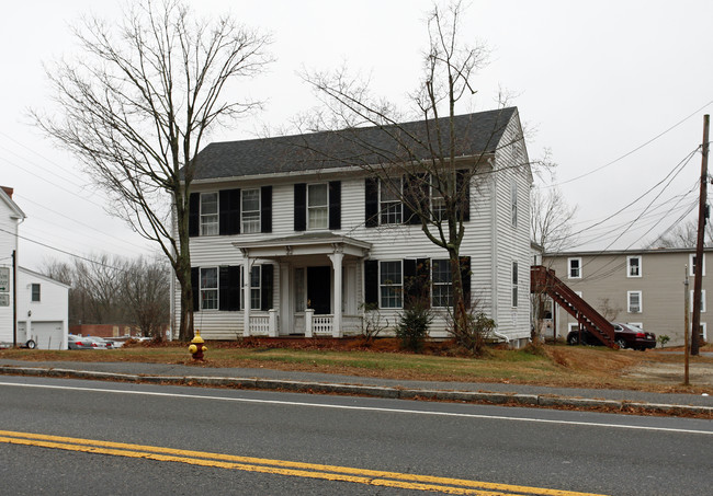 140 Main St in Upton, MA - Foto de edificio - Building Photo