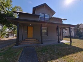 1571 High St in Eugene, OR - Building Photo