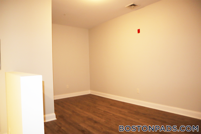 26 Portland St, Unit 142 in Worcester, MA - Foto de edificio - Building Photo