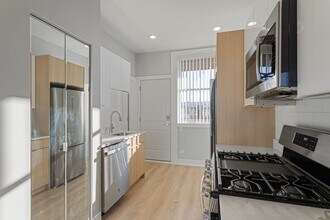 7421 N Clark St in Chicago, IL - Building Photo - Building Photo