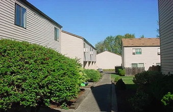 Garden Grove Apartments in Forest Grove, OR - Building Photo - Building Photo