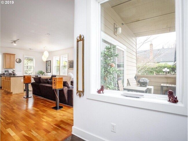 2445 NW Lovejoy St in Portland, OR - Building Photo - Building Photo