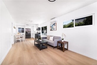 1009 W Myrtle St in Santa Ana, CA - Building Photo - Building Photo