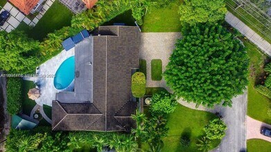 1110 NE 100th St in Miami Shores, FL - Foto de edificio - Building Photo