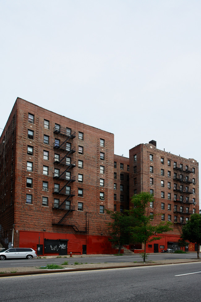 1275 Edward L Grant Hwy in Bronx, NY - Building Photo - Building Photo