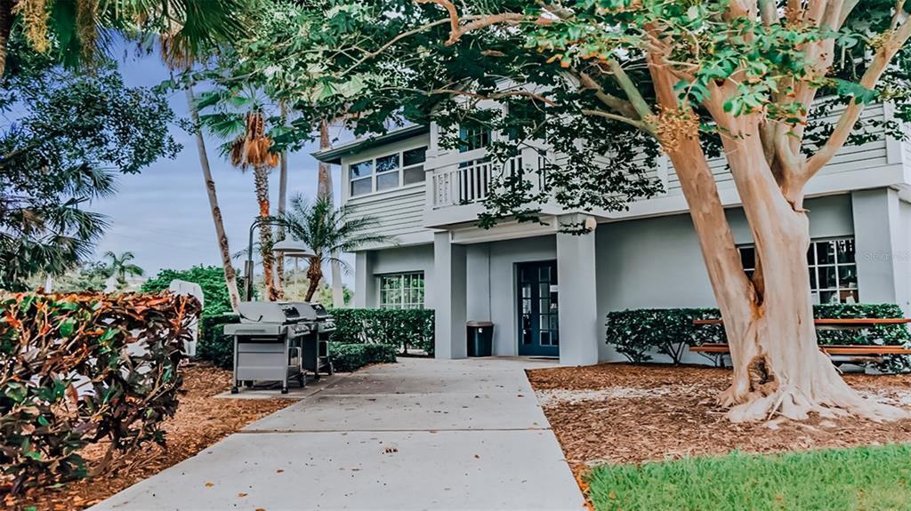 1226 Siesta Bayside Dr in Sarasota, FL - Foto de edificio