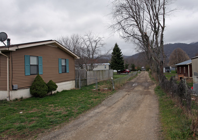 56 Railroad St in Waynesville, NC - Building Photo - Building Photo