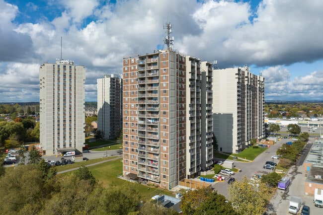 Highland Towers Apartments in Whitby, ON - Building Photo - Building Photo