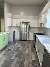 12615 Grand Teton Dr in Bakersfield, CA - Building Photo - Building Photo