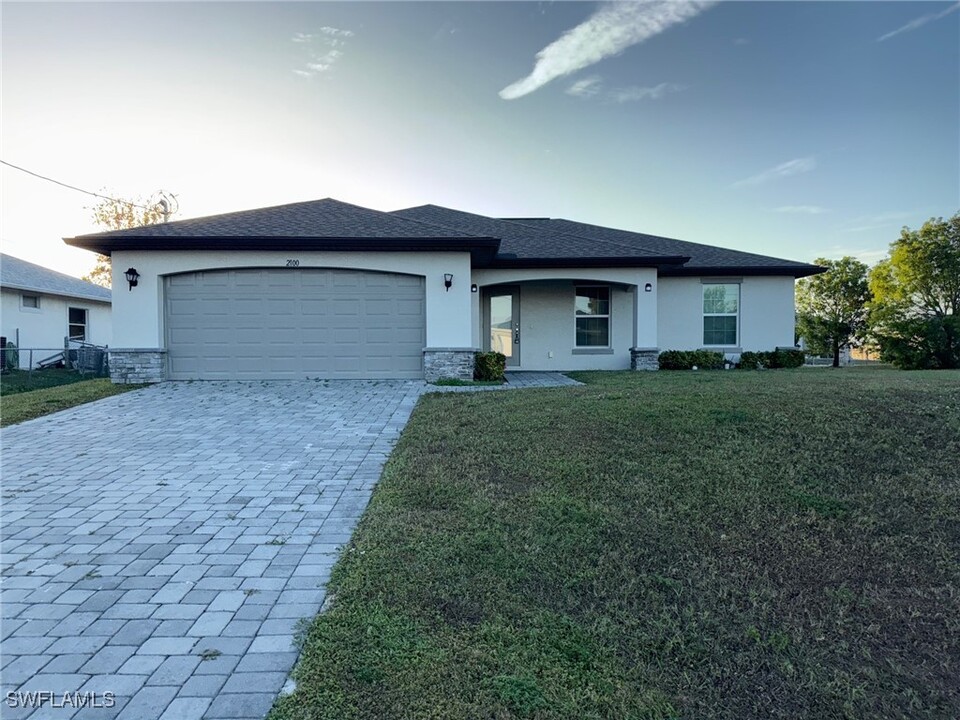 2100 NW 2nd Pl in Cape Coral, FL - Building Photo