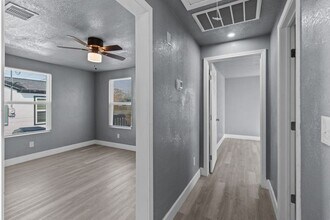 405 N Erskine St in Angleton, TX - Foto de edificio - Building Photo