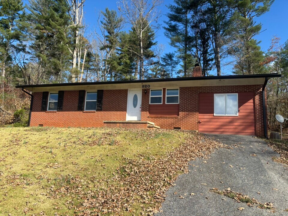 820 Mills Gap Rd in Fletcher, NC - Building Photo