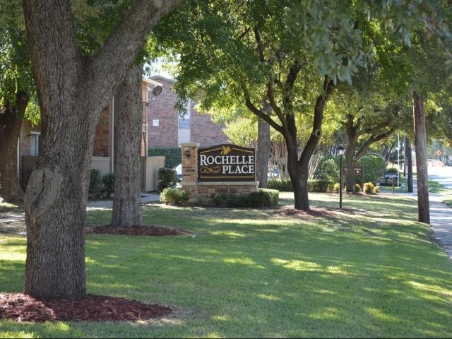 ROCHELLE PLACE in Irving, TX - Foto de edificio - Building Photo