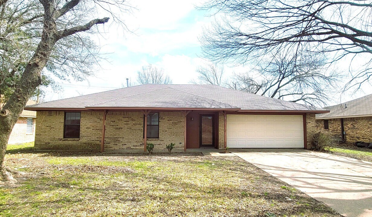 106 Chevy Chase Ln in Waxahachie, TX - Building Photo