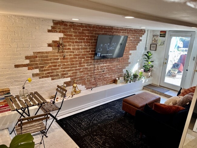 1310 I St NE, Unit English Basement