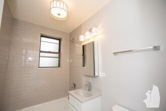 837 W Lakeside Pl, Unit 2 in Chicago, IL - Foto de edificio - Building Photo