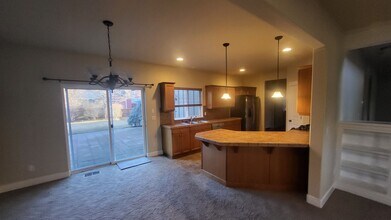 20374 Aberdeen Dr in Bend, OR - Building Photo - Building Photo