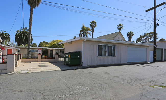 619-621 N Freeman St in Oceanside, CA - Foto de edificio - Building Photo