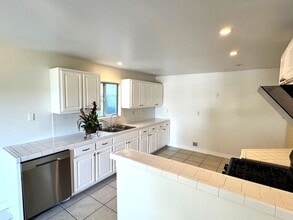 728 5th Ave in La Habra, CA - Foto de edificio - Building Photo