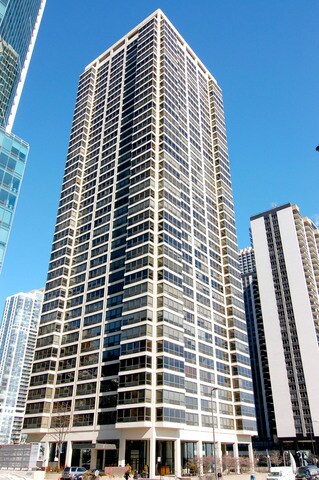 360 E Randolph St, Unit 2206 in Chicago, IL - Building Photo