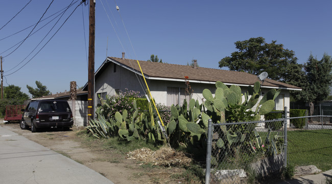 9248 Olive St in Fontana, CA - Foto de edificio - Building Photo