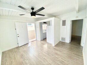121 Rosecrans Pl, Unit 4 in Manhattan Beach, CA - Building Photo - Building Photo
