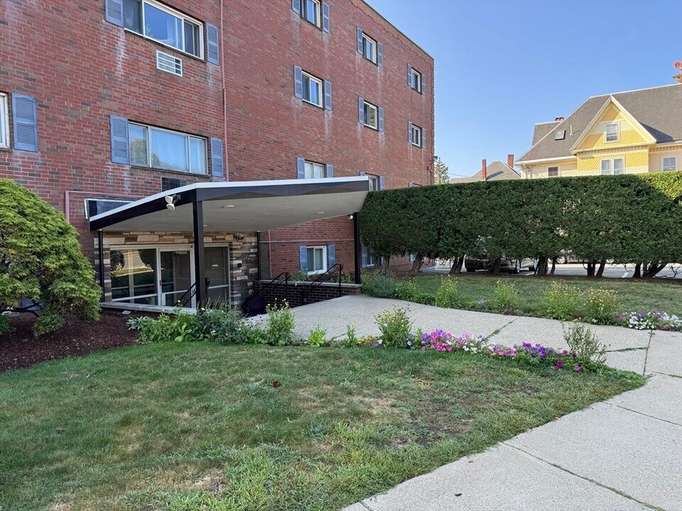 183 Mt Auburn St in Watertown, MA - Building Photo