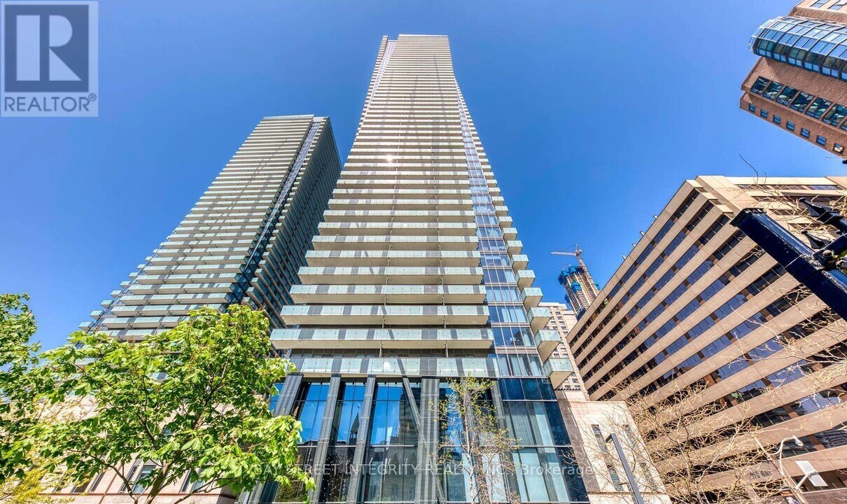 1080-1080 Bay St. in Toronto, ON - Building Photo