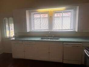 210 W Oak St, Unit # A in Abbeville, LA - Building Photo - Building Photo