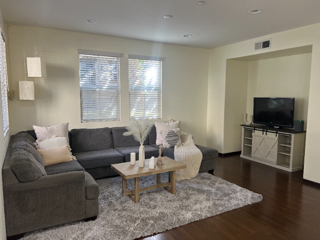 1321 Caminito Montarosa in Chula Vista, CA - Building Photo - Building Photo