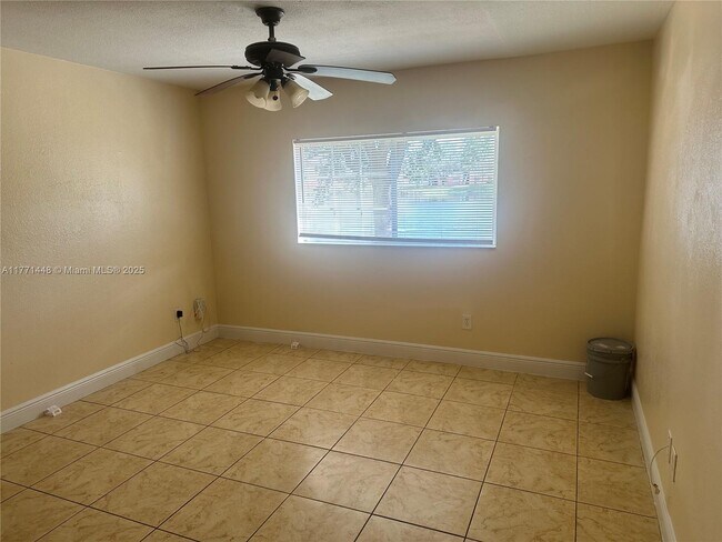 3670 N 56th Ave in Hollywood, FL - Foto de edificio - Building Photo