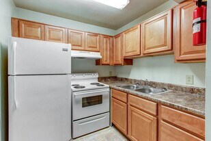 Harbor Inn Apartments in Virginia Beach, VA - Building Photo