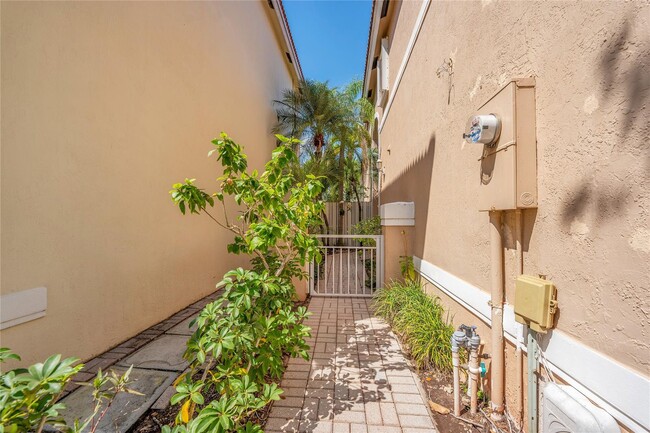 1840 Sweetbay Way in Hollywood, FL - Building Photo - Building Photo
