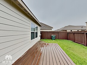1682 Amy Dr in Kyle, TX - Foto de edificio - Building Photo