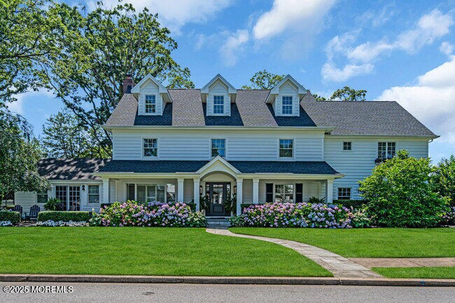 12 Red Oak Dr in Spring Lake, NJ - Building Photo