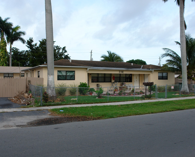 21-27 NE 2nd Ave in Dania Beach, FL - Building Photo - Building Photo