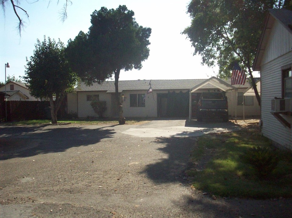 621-627 S Chinowth St in Visalia, CA - Building Photo